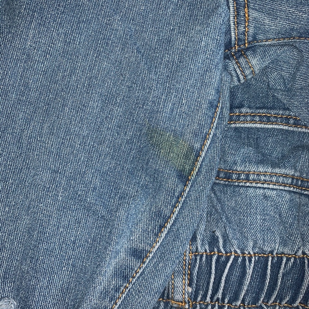 Distressed High-Waisted Jeans - Picture 4 of 4